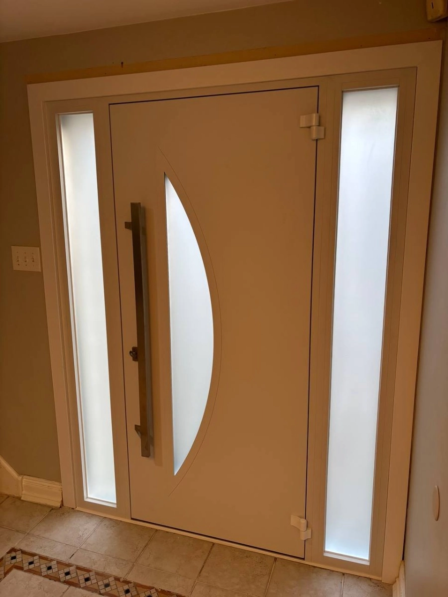 Exterior doors Deux 6501 Custom order white door with sidelight and frosted glass
