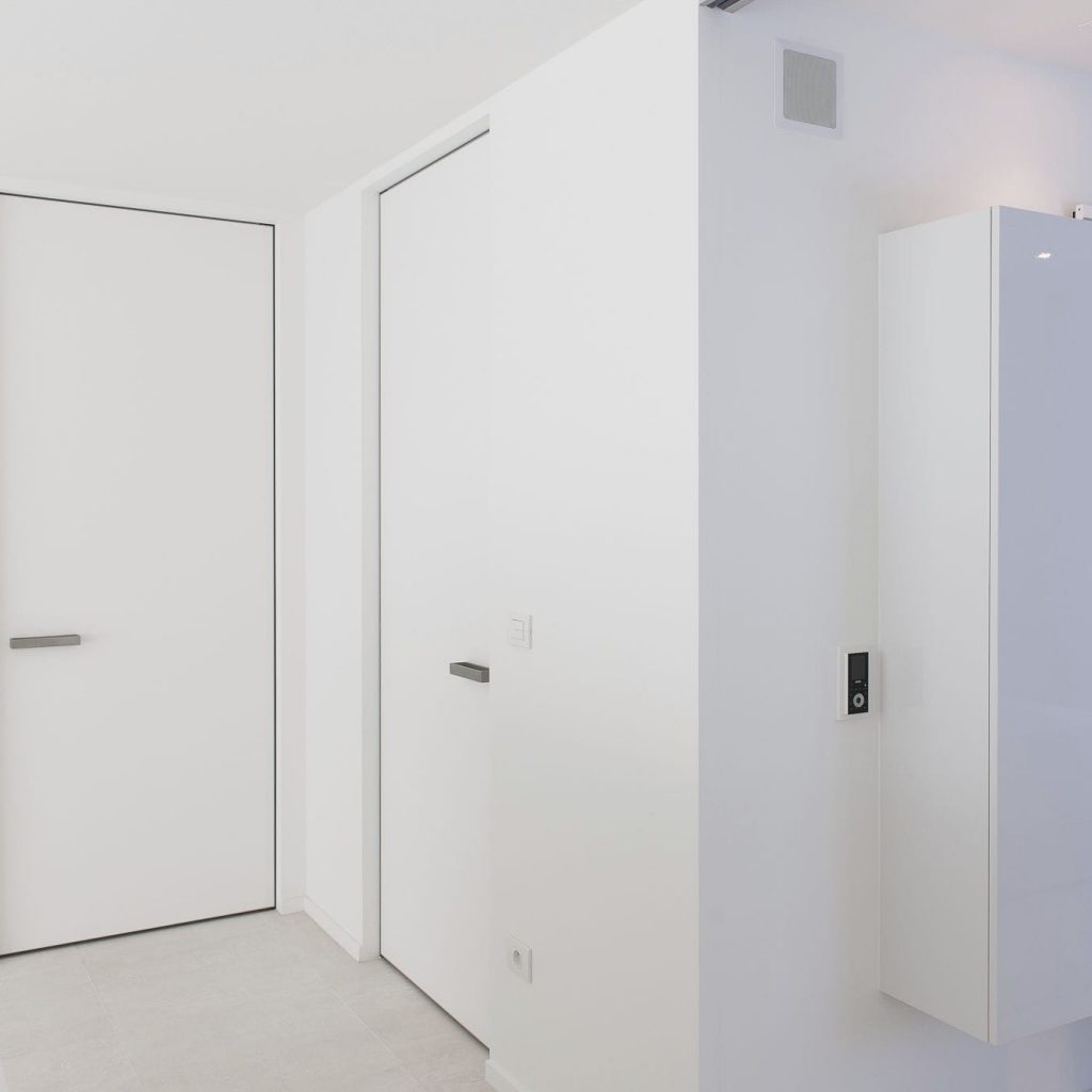 The art of concealed doors: advantages and installation of frameless doors