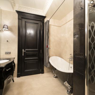 How to choose a door for moist rooms, such as bathrooms