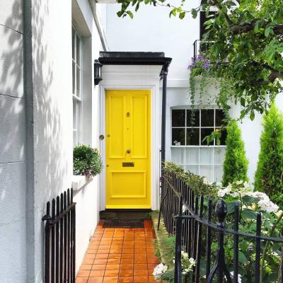 Paint your personality: the art of choosing colorful doors for your home